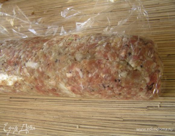 Аккуратно завернуть в рулет с помощью пищевой пленки,