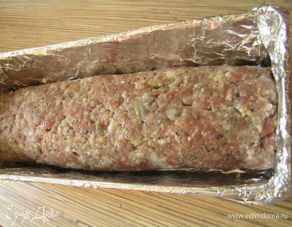 переложить в форму или на противень, застеленный фольгой, пищевую пленку убрать. Выпекать при 240*С около 10 минут, затем снизить температуру до 190*С и запекать еще около 50 минут до готовности.