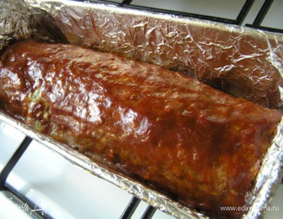 За 10 минут до окончания запекания смазать рулет соусом.