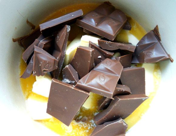 Шоколад со сливочным маслом растопить на небольшом огне, помешивая. 