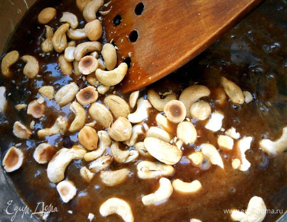 По желанию добавить немного орехов (здесь кешью и фундук).
