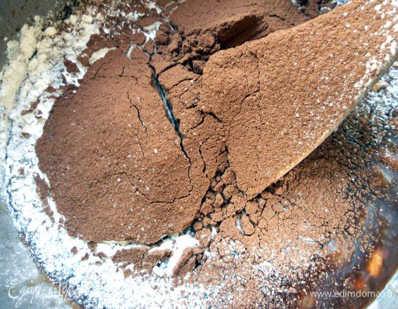 Просеять муку и какао-порошок. Если используете молочный шоколад, настоятельно рекомендую добавить какао, для интенсивного цвета. Размешать - получится в меру густое и вязкое тесто.Форму (здесь 25х27 см) для выпекания застелить смазанной маслом бумагой для выпечки. Переложить шоколадную массу, разровнять. Выпекать в предварительно разогретой до 180+- духовке 20 +- минут. Главная задача не пересушить - брауни должен оставаться слегка влажным, с кремообразной текстурой. Охладить при комнатной температуре, затем выдержать несколько часов в холодильнике, нарезать.
