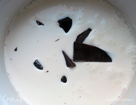 Для мороженого сливки соединить с шоколадом, растопить на небольшом огне, не доводя до кипения. Если используете молочный шоколад, обязательно добавьте какао - для красивого цвета и интересного вкуса. Остудить. 