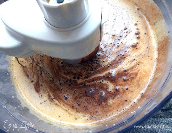 Добавить шоколадные сливки и взбить еще секунд 20-30. 