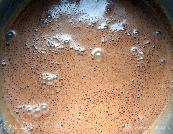 Перелить сливочно-яичную массу в миску/кастрюлю, и поставить на водяную баню. Готовить на небольшом огне, постоянно помешивая и не давая закипеть, минут 10-13 - крем должен немного увариться, загустеть.  Если начнет закипать - тут же снять с огня и влить пару ложек холодного молока/сливок, размешать. После чего вернуть на водяную баню. Снять с огня, поставить миску в холодную воду, продолжая помешивать крем, пока не остынет.  