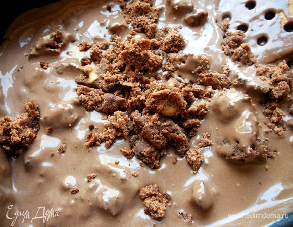 Переложить массу в емкость, пригодную для заморозки и убрать в морозильную камеру . Когда мороженое хорошо схватится, но не в камень, добавить кусочки (понятно, весь добавлять не нужно, у меня ушло несколько крупных кусков:)) брауни (сильно не стоит измельчать, в процессе размешивания все равно распадется на более мелкие куски). Перемешать и вернуть в морозильную камеру, до полной готовности (1 раз можно перемешать, но это необязательно, из-за жирности и плотности масса не кристаллизуется). 