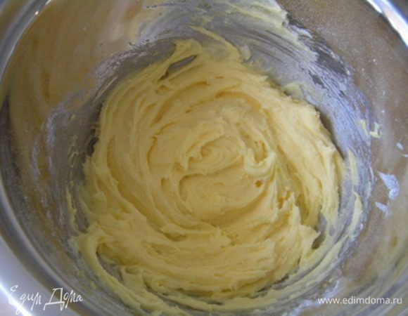 Приготовить основу из песочного теста. Смешать сливочное масло с сахарной пудрой и ванилином, добавить желток, перемешать, затем добавить муку 