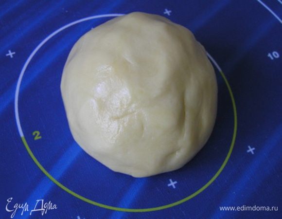 и замесить тесто, завернуть в пленку и поставить в холодильник на 30 минут. 