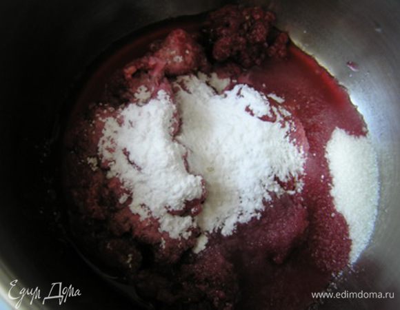 А пока приготовить малиновый соус. Малину перебрать (если нужно - разморозить), выложить в кастрюльку, добавить сахар, крахмал и ликер. ***Если малина свежая, можно добавить немного воды - 3-4 ст.л.***