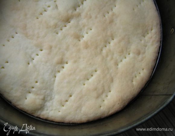 Выпекать при 180*С 10-15 минут до румяного цвета. Достать из духовки, уменьшить темпетатуру до 90*С (для безе). Песочный корж остудить.