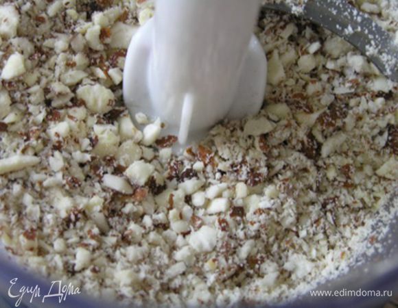 Безе. Миндаль обжарить, измельчить в блендере или мелко порубить,