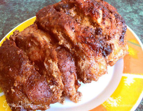 Не вынимая из фольги, запечь в духовке при температуре 200 градусов в течении 1 часа 15 мин. Затем фольгу раскрыть и запекать мясо до румяной корочки еще 15-20мин.