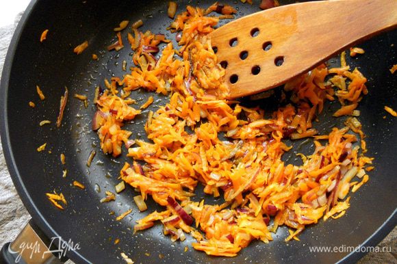 В сковороде разогреть немного оливкового масла, обжарить на среднем огне лук и морковь, до мягкости, но не допуская потемнения, минуты 3-5.