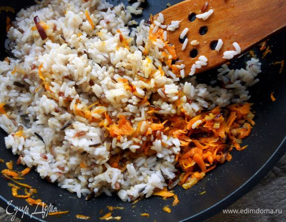 Отварить рис в подсоленной воде согласно инструкции, у меня до состояния al dente, воду слить. Присоединить рис к овощам, добавить немного молотого черного перца, размешать и оставить на минуту, пропитаться ароматами. Снять с огня, сохранить до подачи чуть теплыми. 