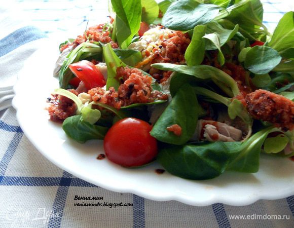 Курицу отварить, остудить и разделить на небольшие куски. Соединить с корном и черри, слегка сбрызнуть оливковым маслом EV. На тарелку выложить рис с овощами (я выкладывал по центу с помощью кольца, но в итоге идея несколько потерялась, так что это не принципиально:)). Поверх распределить оставшиеся ингредиенты. Оформить томатной крошкой (соскрести вилкой или ножом) и моментально подавать! 