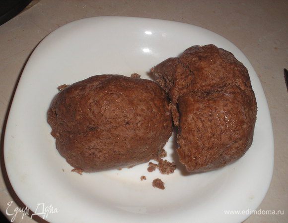 Готовим тесто: для этого смешиваем мягкое масло, сметану, муку, яйцо, разрыхлитель, какао и замешиваем тесто. Тесто ставим в морозильную камеруна 3 часа. Разделяем на две одинаковые части.