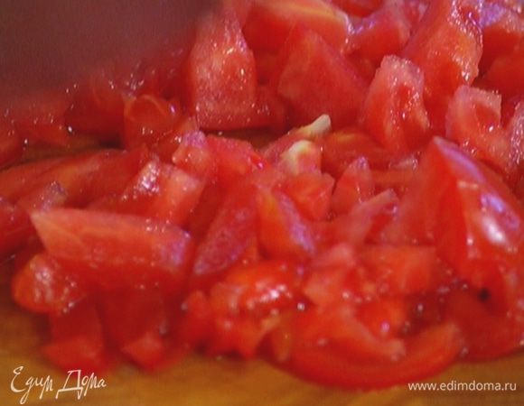 Помидор нарезать кубиками.