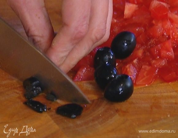 Оливки мелко порубить.