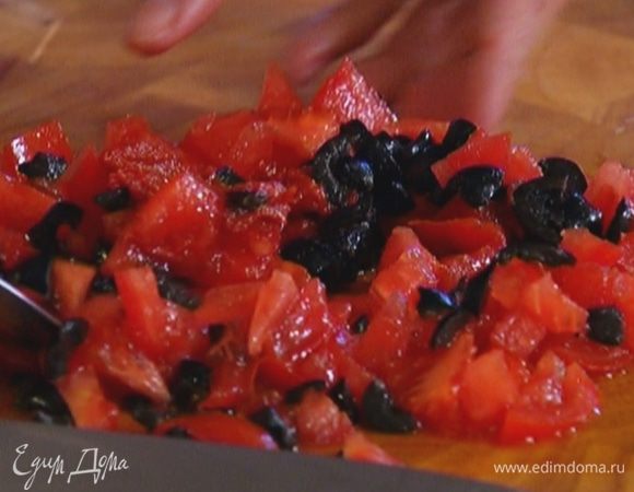 Соединить помидоры, оливки и томатную пасту, перемешать.