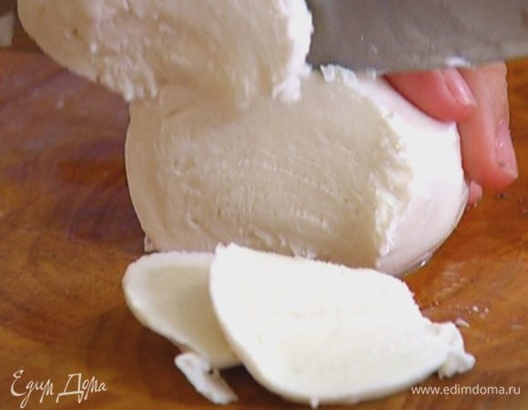 Моцареллу нарезать ломтиками.