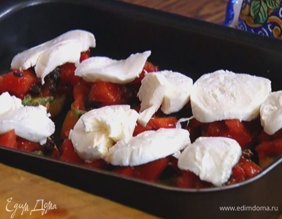 Смазать поджаренный хлеб соусом песто с маслом, сверху выложить по 1 ч. ложке помидоров с оливками, затем по ломтику моцареллы и отправить противень обратно под гриль на 2–3 минуты.