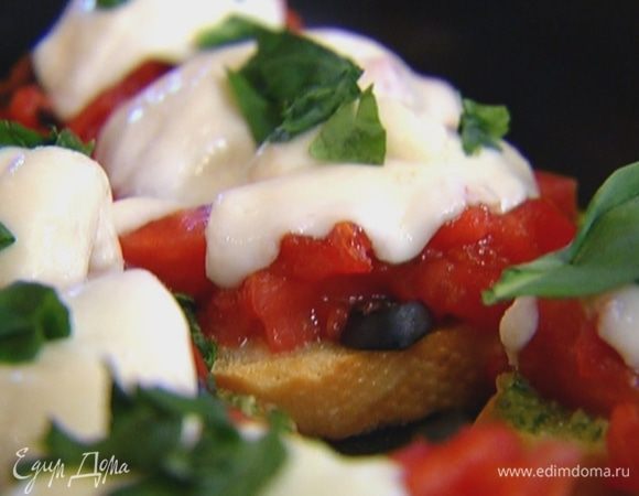 Листья базилика порвать руками и украсить брускетту.