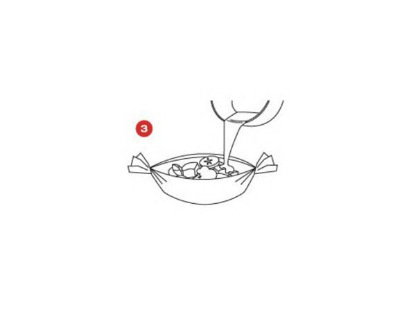 Накройте сверху оставшимися капустными листьями и листом кулинарной бумаги SAGA. Запекайте в предварительно нагретой печи при 140 град. около 2 часов. 