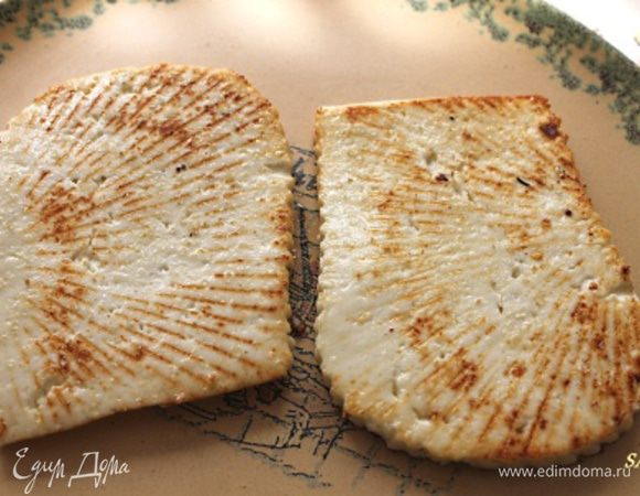 Адыгейский сыр порезать ломтиками толщиной 1 см. Обжарить на сливочном (оливковом) масле с двух сторон на хорошо прогретой сковороде, либо запечь на решётке. Посолить с одной стороны.