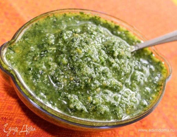 Приготовить соус песто:http://www.edimdoma.ru/retsepty/40731-sous-pesto, либо порубить очень мелко зелень и смешать с оливковым маслом и морской солью, любимыми специями. Добавить лимонный сок или винный уксус по вкусу. Помидоры порезать кружками. 