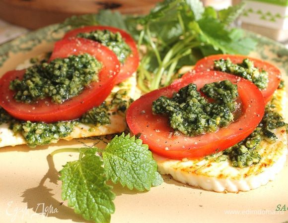 Ломтики сыра щедро смазываем соусом песто (ту сторону, которую не солили), выкладываем помидор сверху, солим, перчим по вкусу, и ещё раз соус песто. Всё готово! Подаём с нежной зеленью и бокалом белого сухого вина. Очень хороша эта закуска в дополнение к запечённой рыбе. А у меня с цельнозерновым хлебом это составляет полноценный ужин:)