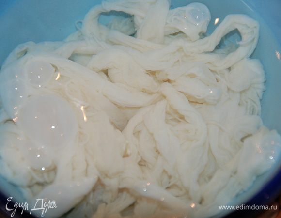 Натуральную оболочку промыть под струей воды от соли, замочить на 2 часа, потом опять промыть
