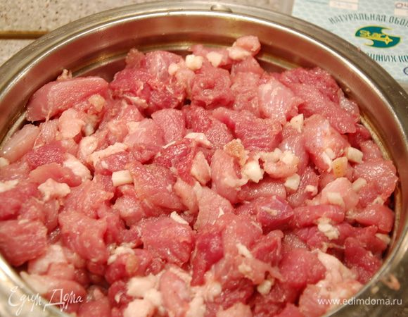 Чеснок выдавить через чеснокодавилку (!), добавить соль, перец, воду, хорошо перемешать мясо руками.