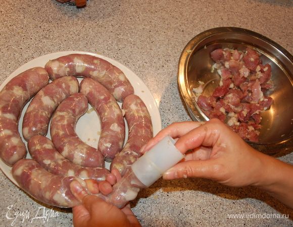 Наполнить оболочку фаршем. Обычно для этого используют специальную насадку от мясорубки или комбайна. Можно обрезать поллитровую бутылку и использовать горлышко в качестве воронки. Я взяла патрон от светильника :)