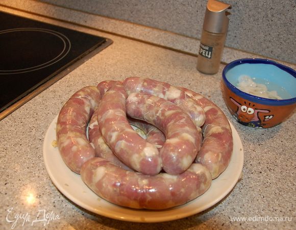 Формировать колбаски перекручиванием (крутить стоит в одну сторону), а можно просто отрезать кишку и перевязывать конец, формируя отдельные колбаски.