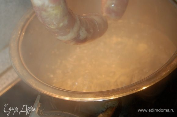 Готовые колбаски проткнуть тонкой иголочкой в местах, где скопился воздух. и поместить в кипящую воду на 7 минут
