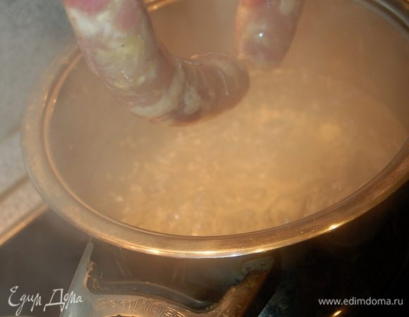 Готовые колбаски проткнуть тонкой иголочкой в местах, где скопился воздух. и поместить в кипящую воду на 7 минут