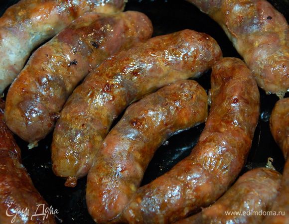 Вынуть колбаски и поместить их в рукав для запекания. Туда же положить мелко нарезанное сало и чуток сливочного масла. Поместить в разогретую духовку на 1,5 часа. За 10 минут до готовности вскрыть рукав сверху (осторожно, чтобы не обжечься) и дать колбаскам подрумяниться. Смачного!