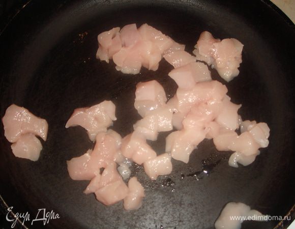 Мелко режем филе куриной грудки, выкладываем на сковороду для обжаривания и добавляем немного оливкового масла. Солим чуть-чуть.
Слегка обжариваем.