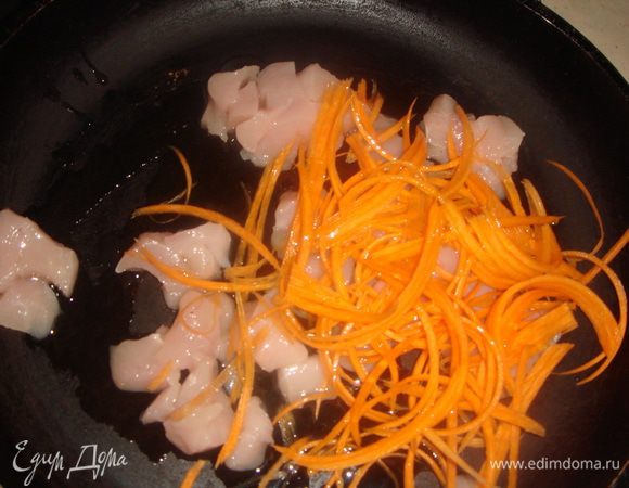 Мелко нарубленную (или натертую) длинной соломкой морковь добавляем к куриному филе, доводим до полуготовности на маленьком огне (примерно2-3 минуты) под крышкой. 