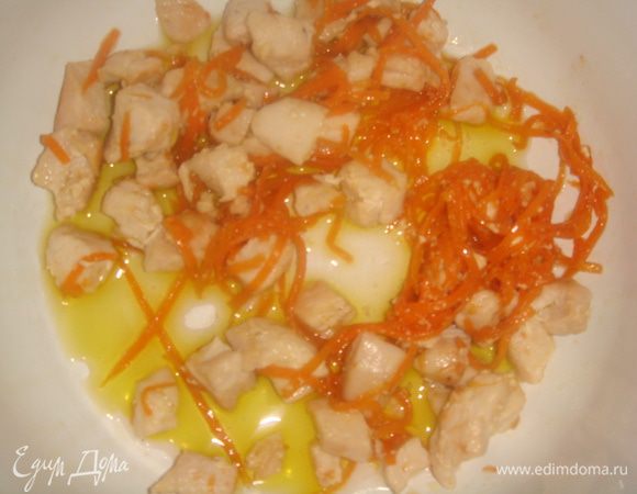 Выкладываем морковь с курочкой в кастрюлю.