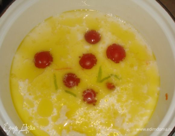 добавляем рис и помидорчики черри (целиком), немного солим.
Варим 2-3 минуты.