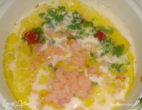 Добавляем креветки, нарубленный соломкой имбирь, порезанный полукольцами перчик чили, мелко порубленные чеснок и кинзу, порезаную цедру 0,5 лайма. Варим еще 3-4 минутки.