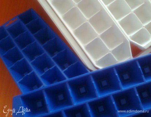 Подготавливаем ванночки для льда.