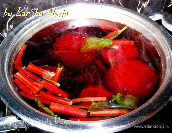 Свеклу почистите и положите в кипящую подсоленную воду, опустите в бульон также и ботву, если она у вас есть. Варите свеклу до готовности около получаса, старую свеклу — дольше. Затем отвар нужно остудить, оставив свеклу в кастрюле, чтобы она не заветривалась.