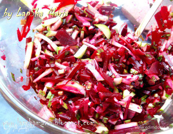 Хорошенько все перемешайте в одной миске и посолите. Добавьте уксус по вкусу, обязательно пробуйте, достаточно ли вам кислоты.