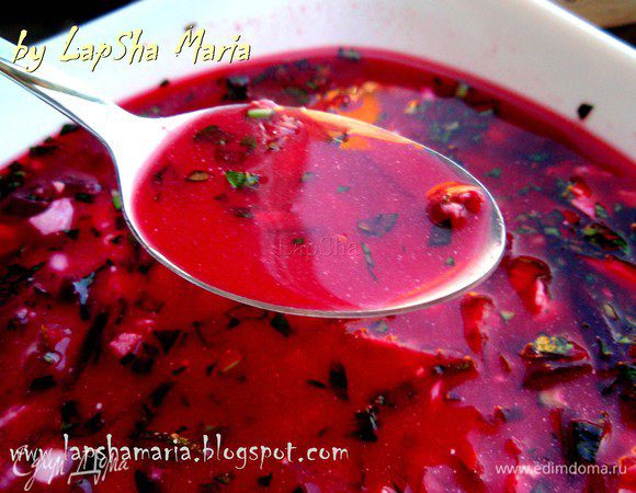 Для каждой порции в тарелке разомните вареное яйцо, положите 3–4 ложки основы и залейте половником свекольного отвара. Обязательно подавайте со сметаной и охлажденным, очень вкусно!