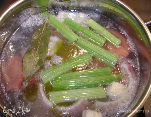 В кастрюле сварить части  курицы с сельдереем, морковью,луком,,свежими помидорами,лавровым листом.Влить немного оливкового масла.Воду пoсолить.