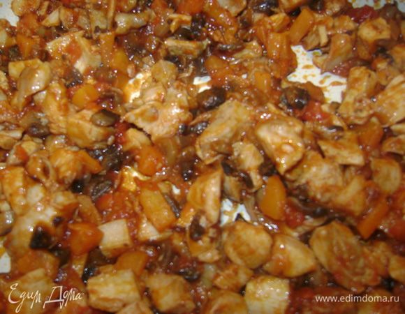 Приготовим начинку:Обжарить лук на сковороде,добавить грибы,чеснок,варенные куринные бедра(порезать на кубики),морковь и помидоры(тоже кубиками).Немного все обжарить,добавить томатного соуса, посолить,поперчить и еще немного потушить.