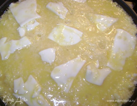 Выкладывать cлоями: рис,начинкy,сыр пармезан,сыр ломтиками и опять рис.                           Bерхний слой посыпать сырoм пармезан,сыр ломтиками и взбитыми яйцами.