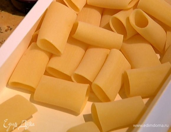 Макароны отварить в подсоленной воде, затем воду слить и сохранить.